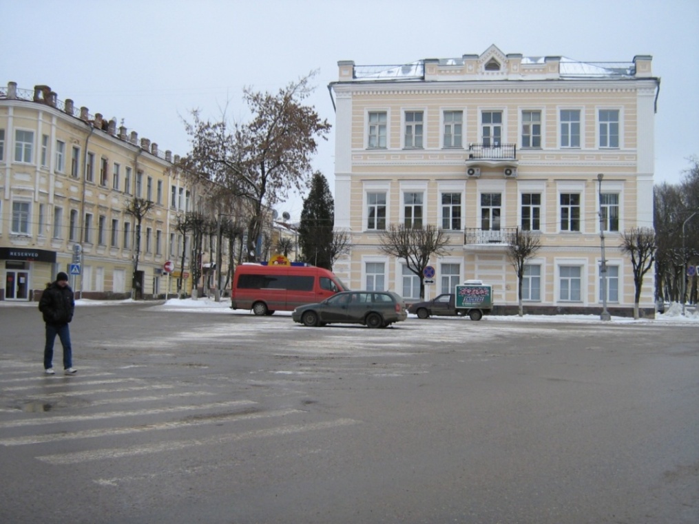 Этот дом разделяет движение на одностороннее. Перед домом стоит знак Остановка запрещена. / IMG_1991444.jpg IMG_1991444.jpg